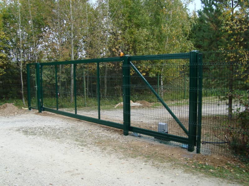 Сетчатый забор DoorHan в Тюмени с установкой