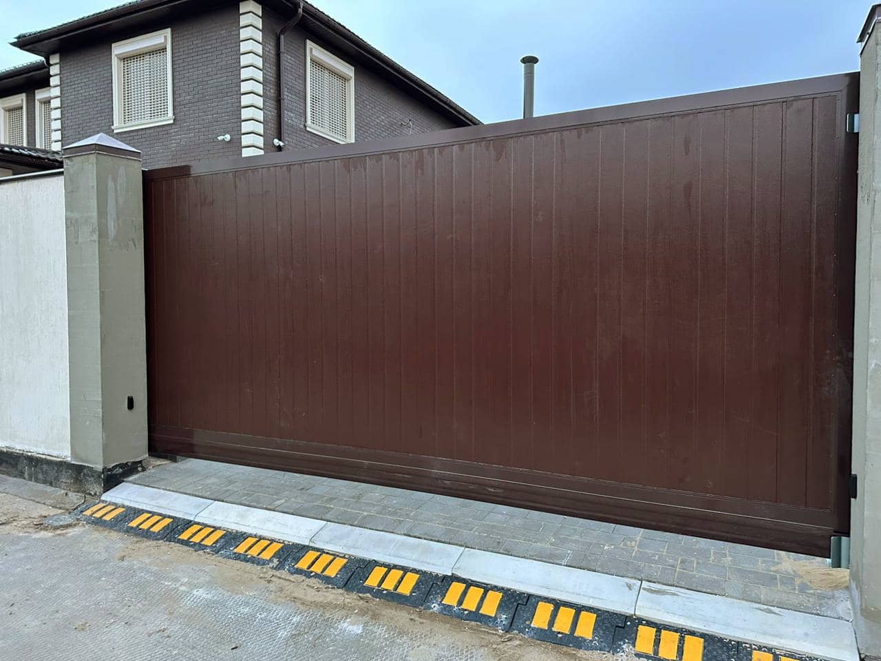 Уличные ворота DoorHan в Тюмени с установкой